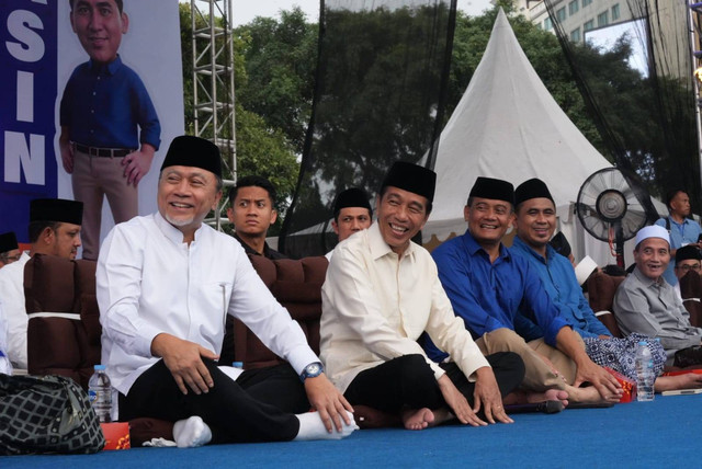 Ketua Umum Partai Amanat Nasional (PAN) Zulkifli Hasan (kiri) bersama Presiden RI ke- 7 Joko Widodo di kampanye akbar Ahmad Luthfi-Taj Yasin di Simpang Lima Kota Semarang, Sabtu (23/11/2024). Foto: Dok. Istimewa