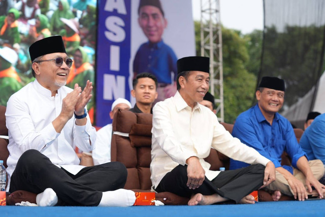 Ketua Umum Partai Amanat Nasional (PAN) Zulkifli Hasan (kiri) bersama Presiden RI ke- 7 Joko Widodo di kampanye akbar Ahmad Luthfi-Taj Yasin di Simpang Lima Kota Semarang, Sabtu (23/11/2024). Foto: Dok. Istimewa