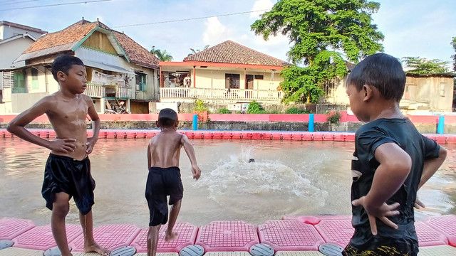 Aktivitas mandi di sungai menjadi hiburan baru bagi Anak-anak kaum urban di Palembang kala musim hujan, Sabtu (23/11) Foto: ary priyanto/urban id