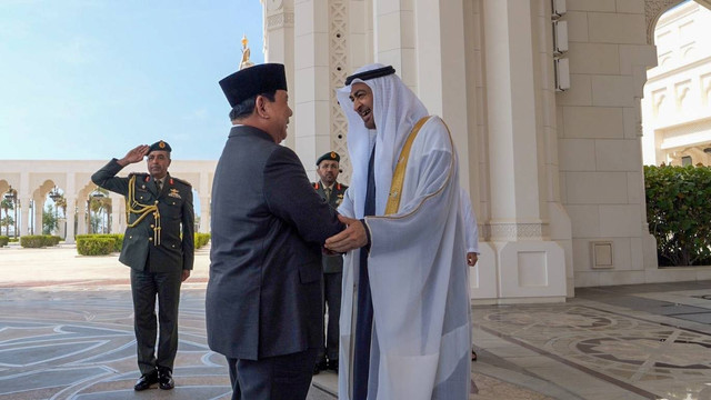 Presiden RI Prabowo Subianto disambut Presiden Uni Emirat Arab (UEA) Mohammed bin Zayed Al Nahyan (MBZ), Sabtu (23/11). Foto: Dok: Tim Media Prabowo