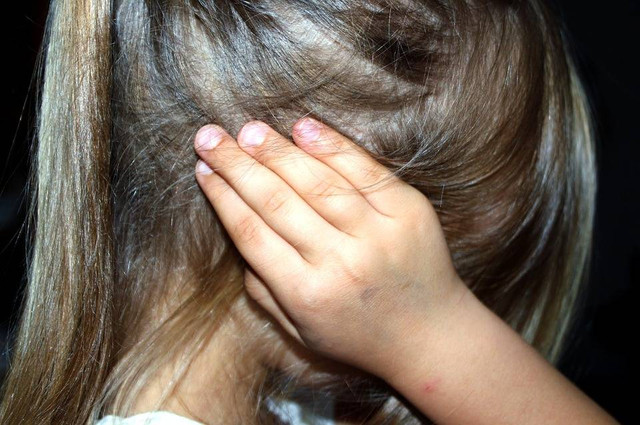 Anak dengan penuh ketakutan (foto : https://pixabay.com/photos/child-girl-fear-oppression-1439468/)