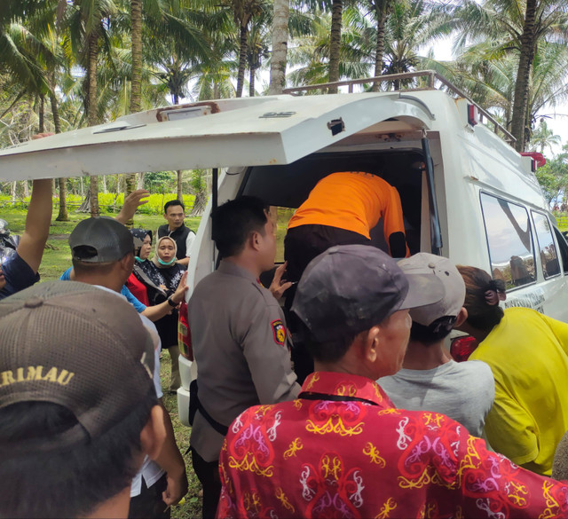 Korban terseret ombak berhasil dievakuasi. | Foto: Dok Istimewa