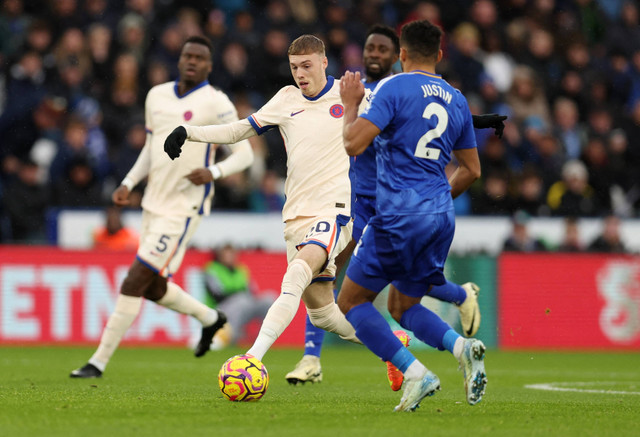 Palmer dari Chelsea beraksi bersama James Justin dari Leicester City pada Liga Premier saat pertandingan Leicester City vs Chelsea di Stadion King Power, Leicester, Inggris, 23 November 2024. Foto: REUTERS/Chris Radburn