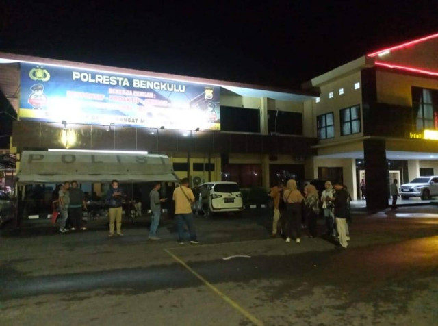 Suasana di Polresta Bengkulu, Sabtu (23/11) malam. Foto: Dok.kumparan