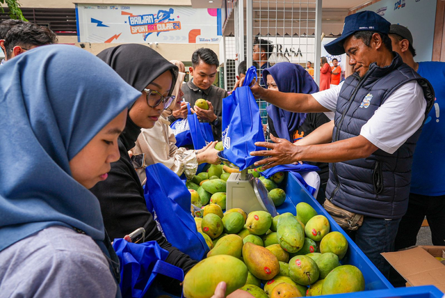 Petani mangga dari Desa Botolinggo, Kecamatan Botolingo, Bondowoso, Abu Sufyan hadir pada Bazaar UMKM BRIlian. Foto: Dok. BRI