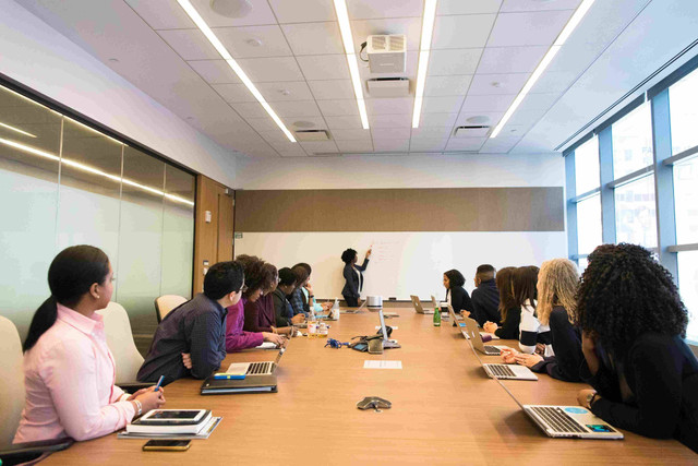 ilustrasi suasana rapat profesional yang melibatkan diskusi tim dalam ruangan kantor Foto : Foto oleh Christina Morillo: https://www.pexels.com/id-id/foto/sekelompok-orang-di-ruang-konferensi-1181396/