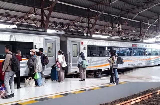 Suasana penumpang menunggu kedatangan kereta di Stasiun Purwokerto. (Dokumentasi pribadi penulis)