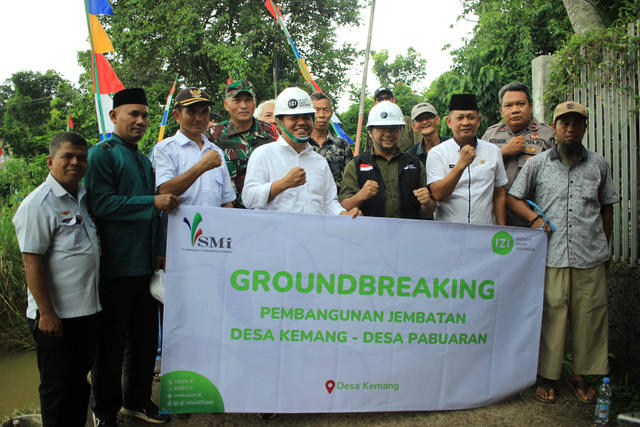 Foto bersama para tokoh yang hadir dalam Groundbreaking Pembangunan Jembatan Desa Kemang - Desa Pabuaran