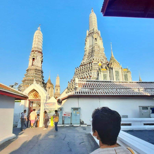 Potret Wat Arun menyambut pengunjung dengan kemegahannya. (Sumber: Aurelia Juanalie)