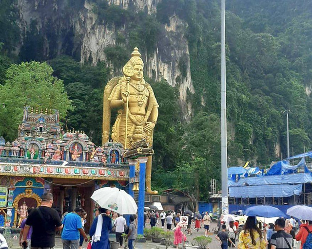 Penampakan Kemegahan Batu Caves setelah mendaki 272 anak tangga. (Sumber: Aurelia Juanalie)