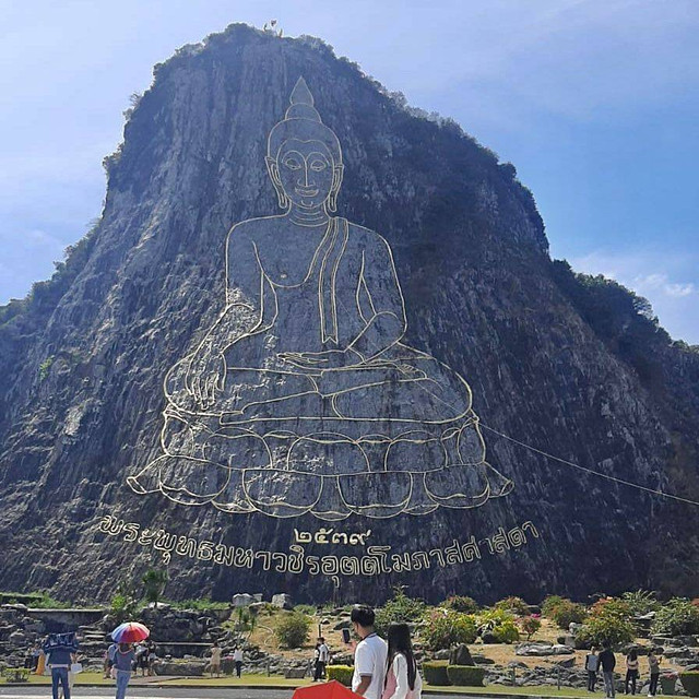 Potret Pengunjung Takjub dengan Keindahan Laser Buddha di Khao Chi Chan. (Sumber: Aurelia Juanalie)