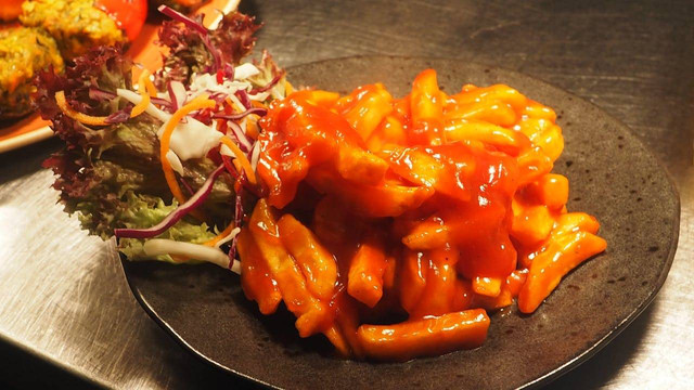 Harga Tteokbokki Mukjayo. Foto Tteokbokki. SUmber foto: Pexels-Chan Walrus