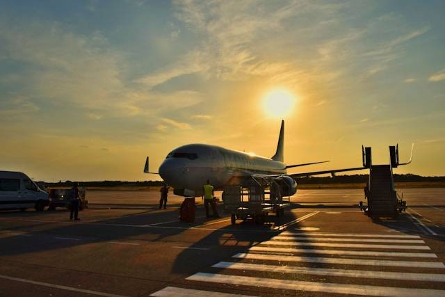 Kode Bandara Surabaya. Foto hanya ilustrasi, bukan tempat sebenarnya. Sumber: unsplash.com/Anna Gru