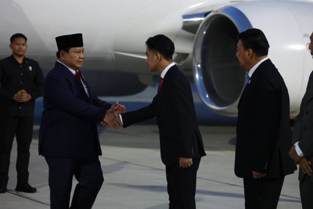 Presiden Prabowo Subianto tiba di Lanud Halim Perdana Kusuma usai merampungkan serangkaian kunjungan di luar negeri, pada Minggu (24/11). Foto: Dok. Biro Pers Setpres