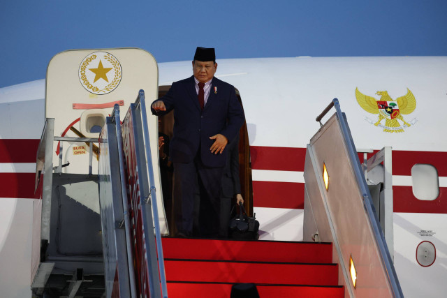 Presiden Prabowo Subianto tiba di Lanud Halim Perdana Kusuma usai merampungkan serangkaian kunjungan di luar negeri, pada Minggu (24/11). Foto: Dok. Biro Pers Setpres