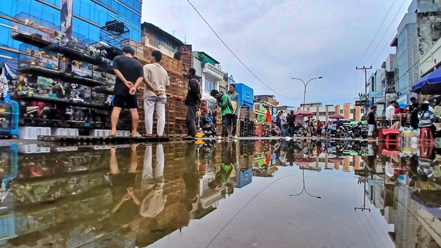 Pasar burung minggu pagi yang menjadi surga para pecinta hewan peliharaan di kawasan Jalan Beringin Janggut, Kecamatan Ilir Timur 1, Palembang, Minggu (24/11) Foto: ary priyanto/urban id