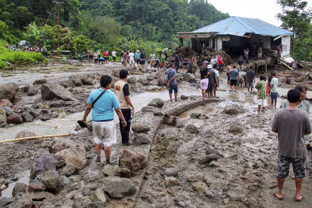 Warga melakukan pencarian korban hilang akibat banjir bandang di Dusun II, Desa Martelu, Kecamatan Sibolangit, Kabupaten Deli Serdang, Sumatera Utara, Foto: Yudi Manar/ANTARA FOTO 