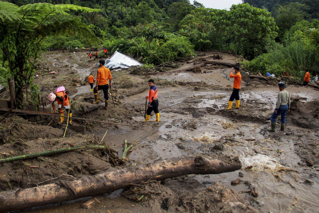 Petugas BPBD Deli Serdang melakukan pencarian korban yang hilang akibat banjir bandang di Dusun II, Desa Martelu, Kecamatan Sibolangit, Kabupaten Deli Serdang, Sumatera Utara, Minggu (24/11/2024). Foto: Yudi Manar/ANTARA FOTO 