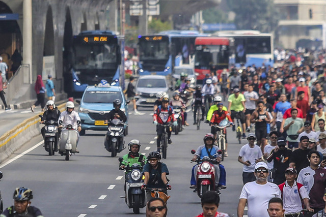 Warga berolahraga saat HBKB ditiadakan di kawasan Sudirman, Jakarta, Minggu (24/11/2024). Foto: Asprilla Dwi Adha/ANTARA FOTO