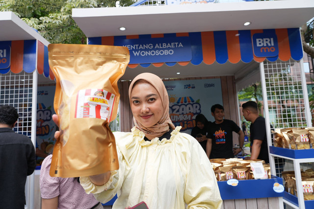 Usaha keripik kentang Albaeta, milik pelaku UMKM Nafi berhasil berkembang setelah mendapatkan pemberdayaan BRI. Foto: Dok. BRI