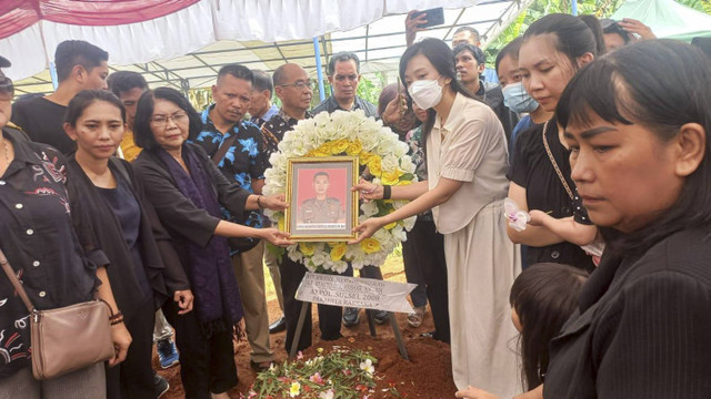 Kompol Anumerta Ryanto Ulil Anshar (34) dimakamkan secara kedinasan polri di Taman Makan Siri' na Passe Sudiang, Kota Makassar, Sulsel, pada Minggu (24/11/2024). Foto: Dok. Istimewa