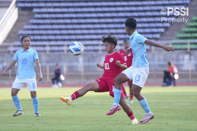 Suasana pertandingan Timnas Wanita Indonesia vs Timnas Wanita Kamboja di Grup B ASEAN Women's Cup 2024 yang digelar di New Laos National Stadium, Vientiane, Laos, Sabtu (23/11/2024). Foto: Dok. PSSI