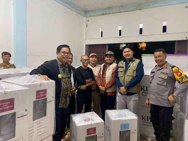 Pjs Bupati Sekadau bersama Forkopimda meninjau Gudang Logistik KPU Kabupaten Sekadau. Foto: Dok. KPU Kabupaten Sekadau