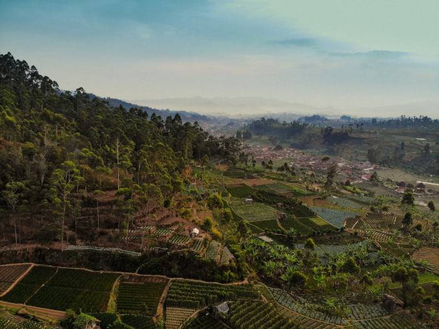 Langit Gantole Bandung. Foto hanyalah ilustrasi bukan tempat sebenarnya. Sumber: Unsplash/Afif Ramdhasuma