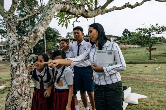 Foto oleh ROMAN ODINTSOV: https://www.pexels.com/id-id/foto/anak-kecil-anak-anak-siswa-murid-12719260/