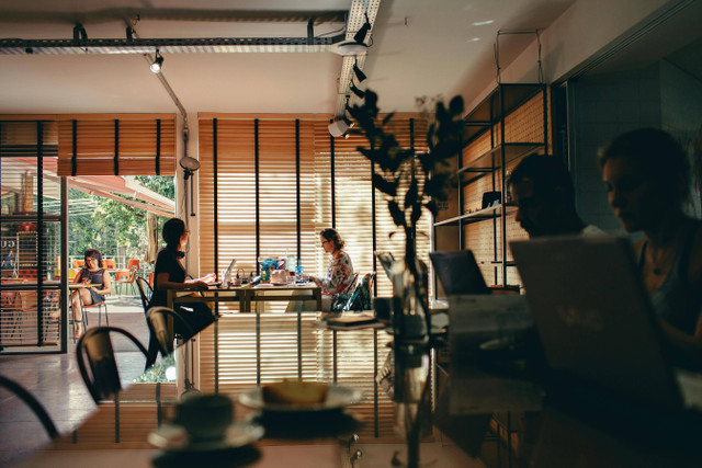 Cafe Hidden Gem di Depok. Foto hanya sebagai ilustrasi saja, bukan tempat sebenarnya. Sumber: Pexels/Helena Lopes.