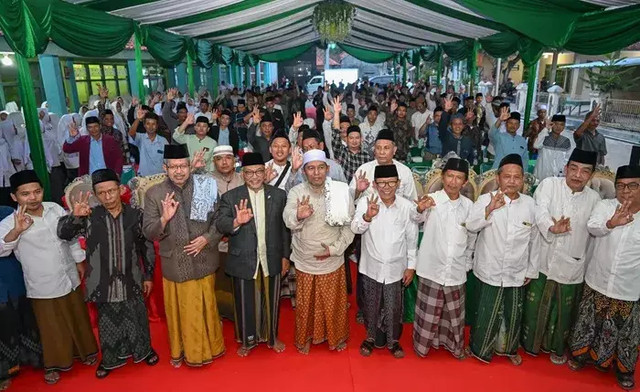 Para Kiai dan Ponpes di Jabar memberikan dukungan kepada pasangan Ahmad Syaikhu-Ilham Habibie (ASIH). Dok Istimewa