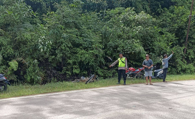 Petugas Polres Ketapang berada di lokasi kejadian kecelakaan. Foto: Dok. Humas Polres Ketapang