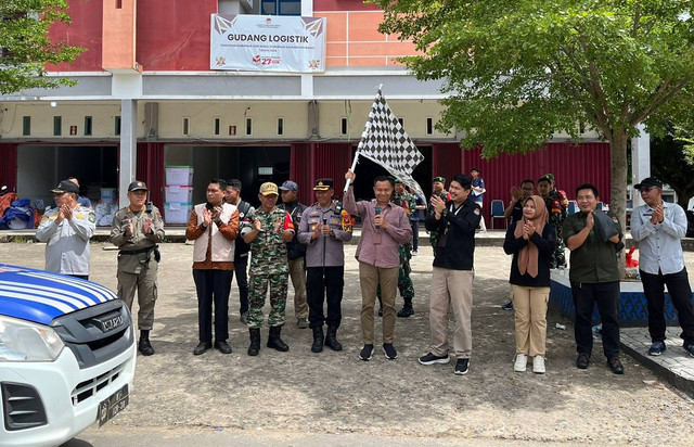 Ketua KPU Provinsi Kalbar melepas keberangkatan logistik Pilkada 2024 menuju Kecamatan Belitang Hilir, Belitang Hulu, dan Belitang. Foto: Dok. KPU Kabupaten Sekadau