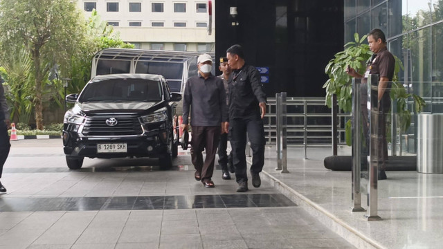 Gubernur Bengkulu Rohidin Mersyah tiba di Gedung Merah Putih KPK, Jakarta, Minggu (24/11/2024). Foto: Fadhil Pramudya/kumparan