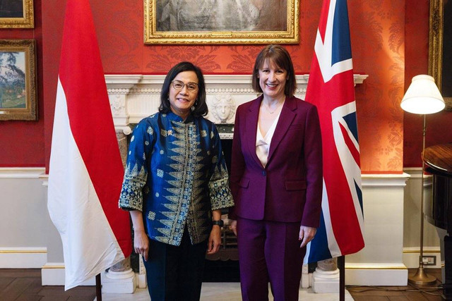 Menteri Keuangan Sri Mulyani bertemu dengan Menteri Keuangan (Menkeu) Inggris atau The United Kingdom Chancellor of The Exchequer, Rachel Reeves, di Inggris. Foto: Instagram @smindrawati.