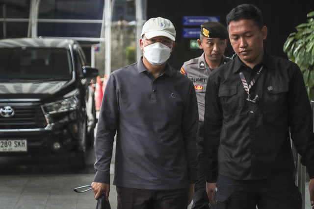 Gubernur Bengkulu Rohidin Mersyah tiba di Gedung Merah Putih KPK, Jakarta, Minggu (24/11/2024). Foto: Iqbal Firdaus/kumparan