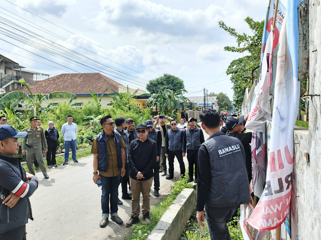 Anggota Bawaslu Kota Bandar Lampung, Muhamad Muhyi saat melakukan pembersihan alat peraga kampanye (APK) di Kecamatan Sukarame, Bandar Lampung | Foto : Eka Febriani / Lampung Geh