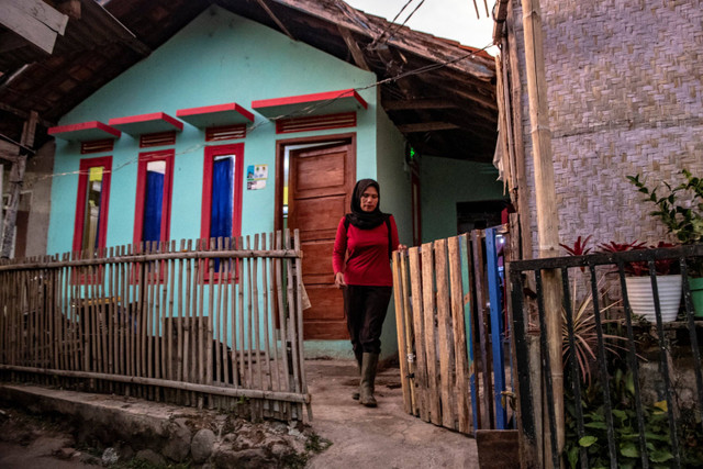 Seorang pekerja pemetik teh berjalan menuju Perkebunan Teh Pusat Penelitian Teh dan Kina (PPTK) Gambung, Bandung, Jawa Barat. Foto: Muhammad Adimaja/ANTARA FOTO