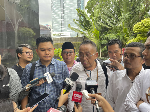 Penasihat hukum Rohidin Mersyah, Aizan Dahlan (tengah) dan Jecky Haryanto (kanan), saat ditemui wartawan di Gedung Merah Putih KPK, Jakarta, Minggu (24/11/2024). Foto: Fadhil Pramudya/kumparan