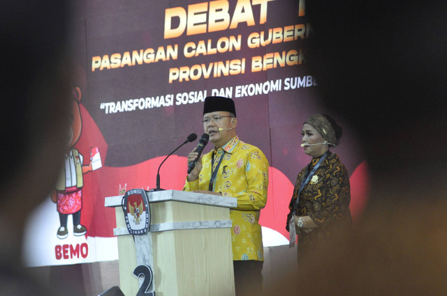 Pasangan calon Gubernur dan Wakil Gubernur Bengkulu nomor urut dua Rohidin Mersyah (kiri) dan Meriani (kanan) menanggapi pertanyaan panelis saat mengikuti debat putaran pertama disalah satu hotel di Kota Bengkulu, Bengkulu, Kamis (31/10/2024). Foto: Muhammad Izfaldi/ANTARA FOTO