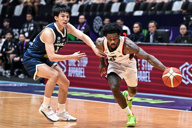 Pebasket Indonesia Anthony Beane melewati adangan pebasket Thailand Pongsakorn Jaimsawad pada  pertandingan Kualifikasi FIBA Asia Cup 2025 di Indonesia Arena, Jakarta, Minggu (24/11/2024). Foto: Aprillio Akbar/ANTARA FOTO