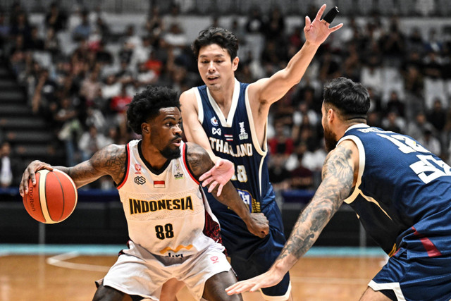 Pebasket Indonesia Anthony Beane berusaha melewati hadangan pebasket Thailand Nakorn Jaisanuk dan Martin Breunig pada pertandingan Kualifikasi FIBA Asia Cup 2025 di Indonesia Arena, Jakarta, Minggu (24/11/2024). Foto: Aprillio Akbar/ANTARA FOTO