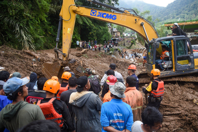 Tim SAR gabungan bersama warga melakukan upaya pencarian korban tanah longsor di Desa Semangat Gunung, Karo, Sumatera Utara, Minggu (24/11/2024). Foto: Fransisco Carolio/ANTARA FOTO