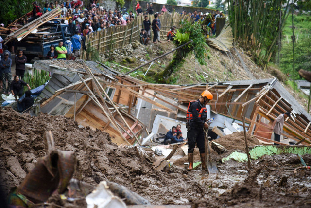 Kondisi rumah warga yang hancur akibat tanah longsor di Desa Semangat Gunung, Karo, Sumatera Utara, Minggu (24/11/2024). Foto: Fransisco Carolio/ANTARA FOTO