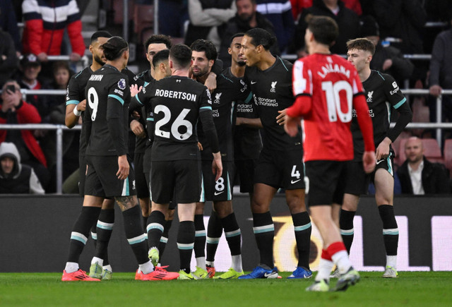 Selebrasi pemain Liverpool usai mencetak gol ke gawang Southampton pada pertandingan Liga Inggris di Stadion St Mary, Southampton, Inggris, Minggu (24/11/2024). Foto: Tony O Brien/REUTERS