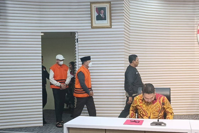 Gubernur Bengkulu Rohidin Mersyah bersama sejumlah tersangka mengenakan baju tahanan dihadirkan saat konpers usai menjalani pemeriksaan di Gedung Merah Putih, Jakarta, Minggu (24/11/2024). Foto: Fadhil Pramudya/kumparan