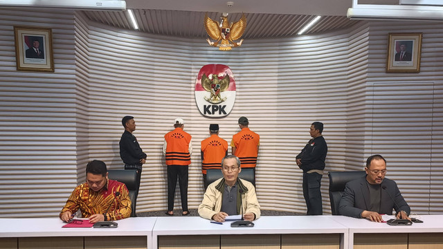 Gubernur Bengkulu Rohidin Mersyah bersama sejumlah tersangka mengenakan baju tahanan dihadirkan saat konpers usai menjalani pemeriksaan di Gedung Merah Putih, Jakarta, Minggu (24/11/2024). Foto: Fadhil Pramudya/kumparan