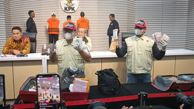 Penyidik KPK menujukkan barang bukti yang diamankan terkait OTT di Provinsi Bengkulu saat konpers di Gedung Merah Putih, Jakarta, Minggu (24/11/2024). Foto: Fadhil Pramudya/kumparan