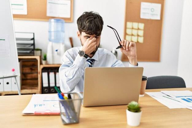 Ilustrasi "Young hispanic businessman stressed working at the office". Foto: Designed by Freepik