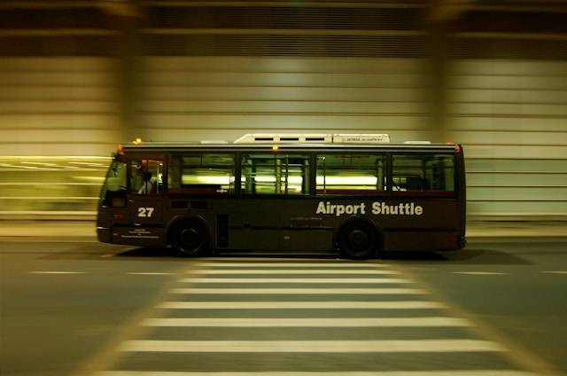 Tarif Damri di Bandara Surabaya. Foto hanya ilustrasi, bukan tempat sebenarnya. Sumber: unsplash.com/Markus Krisetya